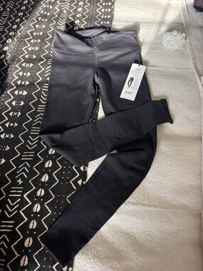 Alo Yoga Airbrush Leggings in black (model W5374R, size XS).